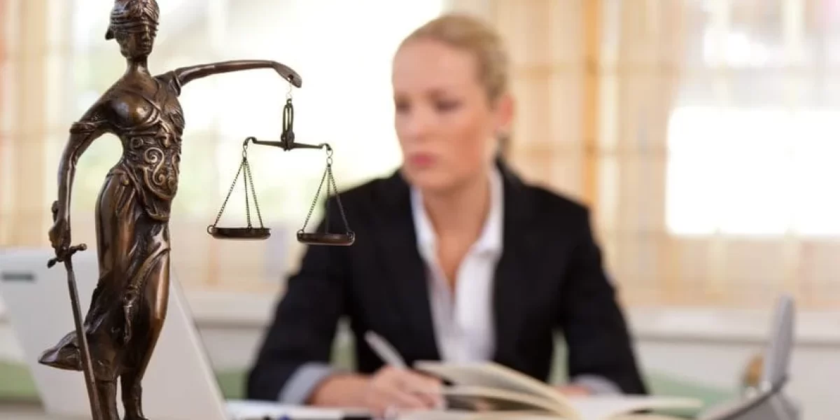Estudiar-Derecho-todo-lo-que-debes-saber-sobre-la-carrera